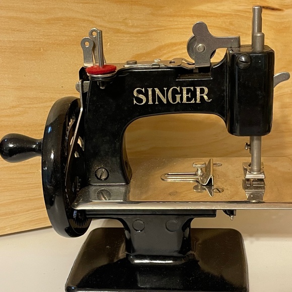 Vintage 1950s Singer Child’s Sewing Machine Model No. 20 w/ Original Box & Clamp - Picture 6 of 10